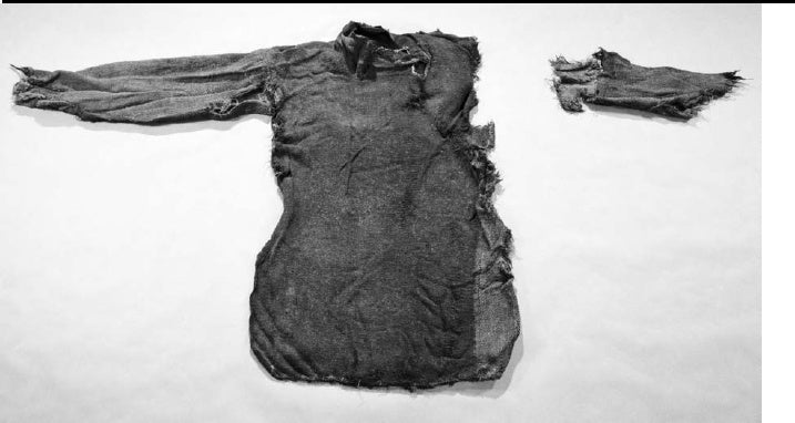 Guddal tunic with a vertical colar 11th century