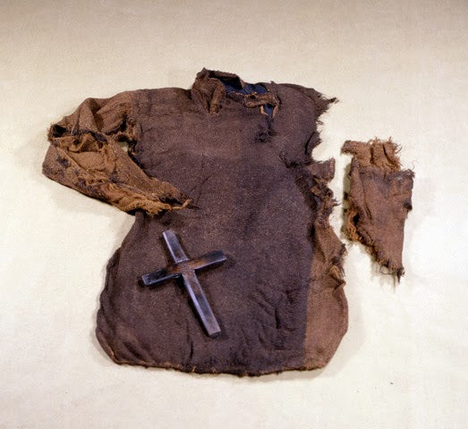 Guddal tunic with a vertical colar 11th century